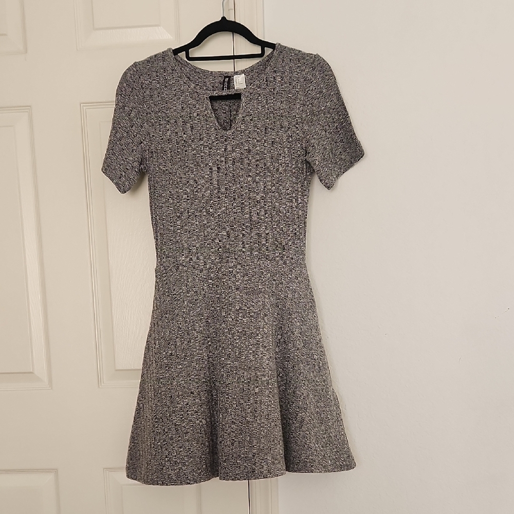 Divided Knit Gray Short Sleeved Mini Dress Sz 8